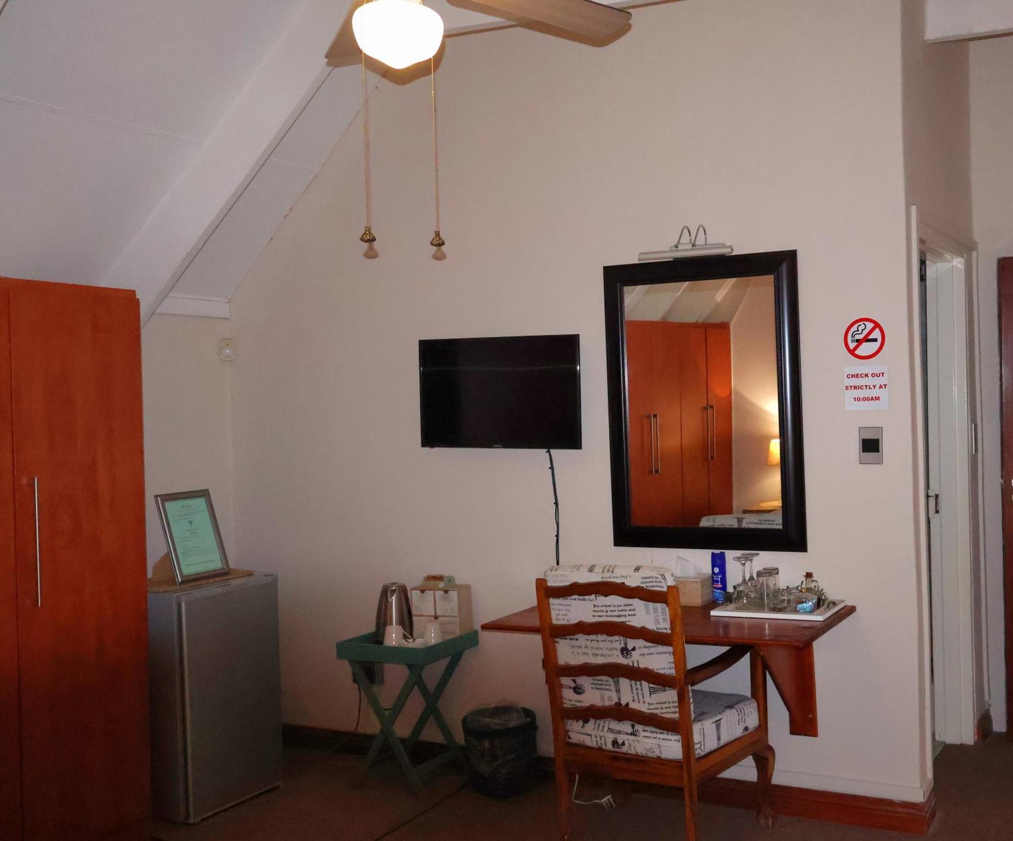 The Leopard Tree Bed & Breakfast Полокване Екстериор снимка